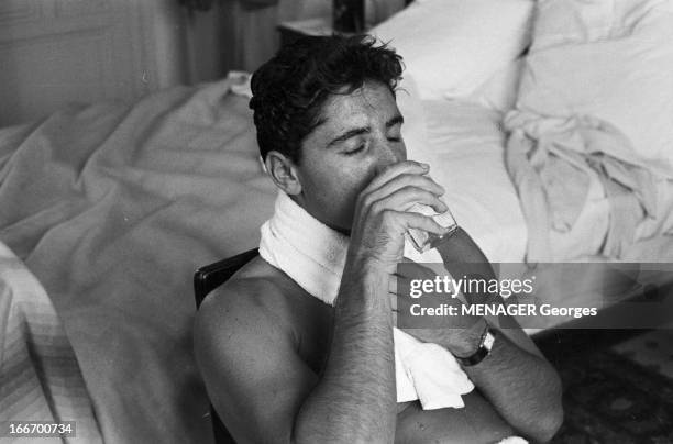 Close-Up Of Sacha Distel. 20 août 1959, le chanteur Sacha DISTEL est devenu l'idole des jeunes. Dans sa chambre d'hôtel, il boit un verre d'eau,...