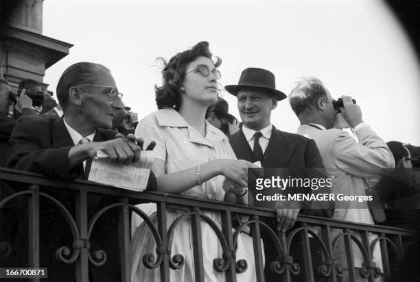 Grand Prix Of Arc De Triomphe In 1959. 4 octobre 1959, le public assiste au grand prix de l'arc de triomphe . Dans une tribune, accoudés à une...