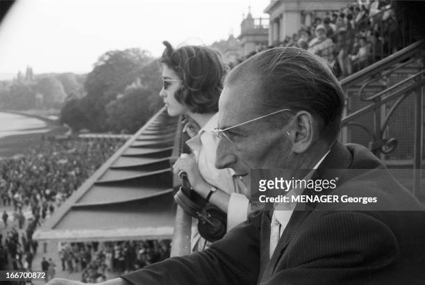Grand Prix Of Arc De Triomphe In 1959. 4 octobre 1959, le public assiste au grand prix de l'arc de triomphe. Dans les tribunes, portrait d'un homme...