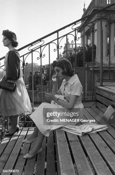 Grand Prix Of Arc De Triomphe In 1959. 4 octobre 1959, le public assiste au grand prix de l'arc de triomphe. Dans les tribunes, portrait d'une jeune...