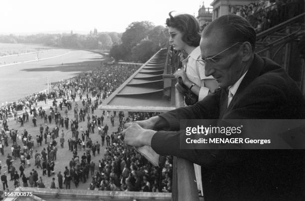 Grand Prix Of Arc De Triomphe In 1959. 4 octobre 1959, le public assiste au grand prix de l'arc de triomphe. Dans les tribunes, portrait d'un homme...