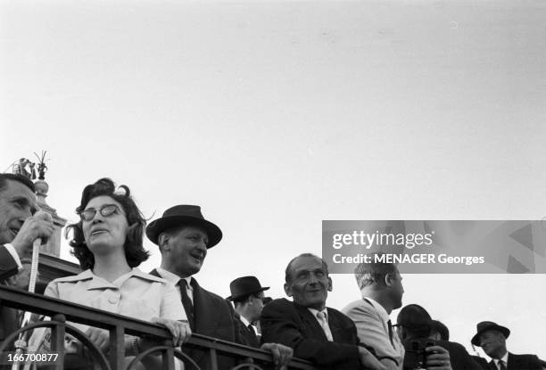 Grand Prix Of Arc De Triomphe In 1959. 4 octobre 1959, le public assiste au grand prix de l'arc de triomphe Dans les tribunes, le public dont une...