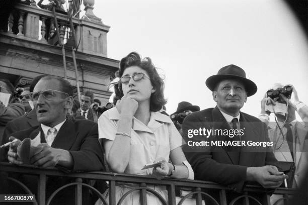 Grand Prix Of Arc De Triomphe In 1959. 4 octobre 1959, le public assiste au grand prix de l'arc de triomphe le public dont une jeune femme portant...