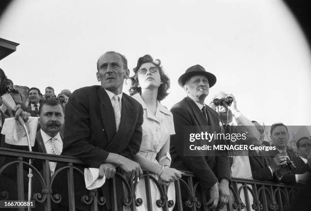 Grand Prix Of Arc De Triomphe In 1959. 4 octobre 1959, le public assiste au grand prix de l'arc de triomphe le public dont une jeune femme portant...