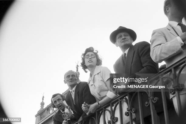 Grand Prix Of Arc De Triomphe In 1959. 4 octobre 1959, le public assiste au grand prix de l'arc de triomphe le public dont une jeune femme portant...