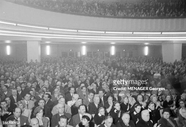 Meeting Of The Lica. Le 14 janvier 1960 une réunion de la LICA . Vue d'ensemble de la salle de la mutualité remplie avec le public applaudissant....