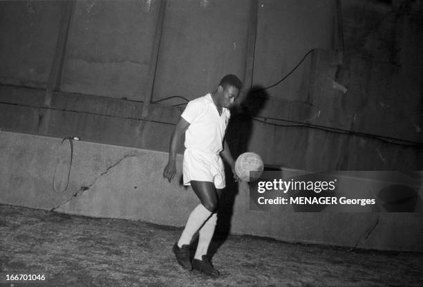 Brazilian Soccer Player Pele. PELE, célèbre footballeur brésilien, le 9 juin 1960 dans une démonstration de techniques de ballon. Attitude du joueur...