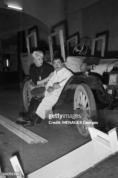 Achilles Zavatta. 7 avril 1960, dans les coulisses de l'émission 'La Piste aux Etoiles', au Cirque d'Hiver, le clown Achille ZAVATTA, portant une...