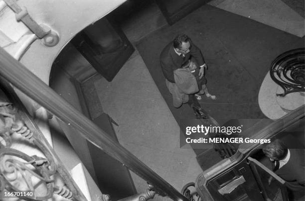 Eric Peugeot Kidnapped In April 1960 Found Two Days Later. France Paris, 14 Avril 1960, Eric PEUGEOT enlevé deux jours plus tôt est récupéré par son...