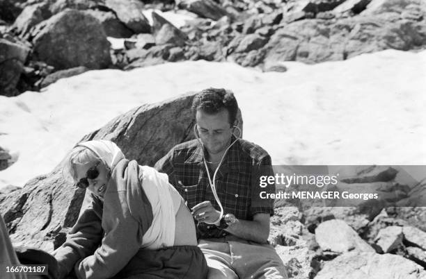 Operation Survival In The Mountains In 1960. 24 JUILLET 1960 une expédition de type survie en haute-montagne avec des hommes et des femmes. Une femme...
