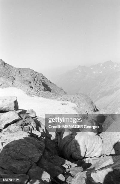 Operation Survival In The Mountains In 1960. 24 JUILLET 1960 une expédition de type survie en haute-montagne avec des hommes et des femmes. Une femme...