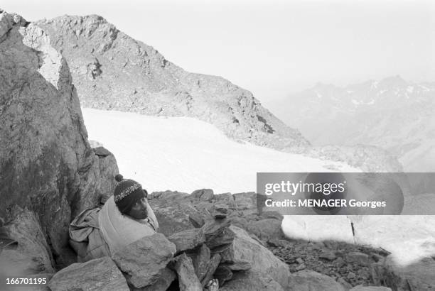 Operation Survival In The Mountains In 1960. 24 JUILLET 1960 une expédition de type survie en haute-montagne avec des hommes et des femmes. Un homme...