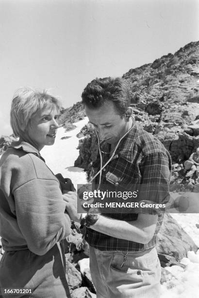 Operation Survival In The Mountains In 1960. 24 JUILLET 1960 une expédition de type survie en haute-montagne avec des hommes et des femmes. Un homme...