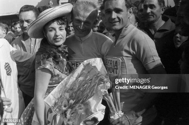 47Th Tour De France 1960. Juillet 1960 47ème tour de France . Le vainqueur est Gastone NENCINI italien. A l'arrivée à paris le 17 juillet Yvette...