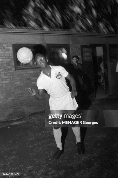 Brazilian Soccer Player Pele. PELE, célèbre footballeur brésilien, le 9 juin 1960 dans une démonstration de techniques de ballon. Attitude du joueur...