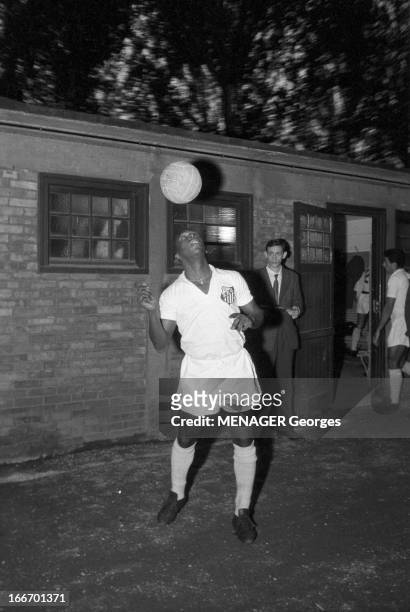Brazilian Soccer Player Pele. PELE, célèbre footballeur brésilien, le 9 juin 1960 dans une démonstration de techniques de ballon. Attitude du joueur...