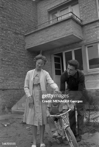 Close Up Of Pierre Everaert, Racing Cyclist. 24 juin 1960, rencontre avec Pierre EVERAERT coureur cycliste. Le sportif posant avec une femme et un...