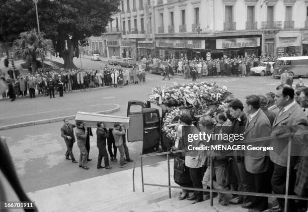 Funeral In Bone, Algeria. A Bône, en Algérie, le 16 décembre 1960, lors des obsèques de jeunes manifestants tués par des militaires, le 13 décembre...