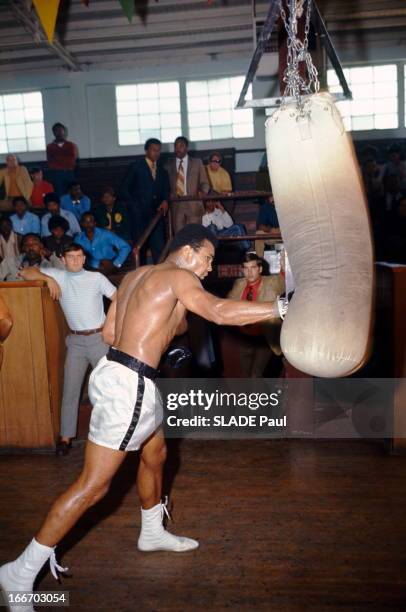 Former Heavy Weight World Champion Cassius Clay Prepares His Return Against Jerry Quarry. L'ancien champion du monde des poids lourds Muhammad ALI...