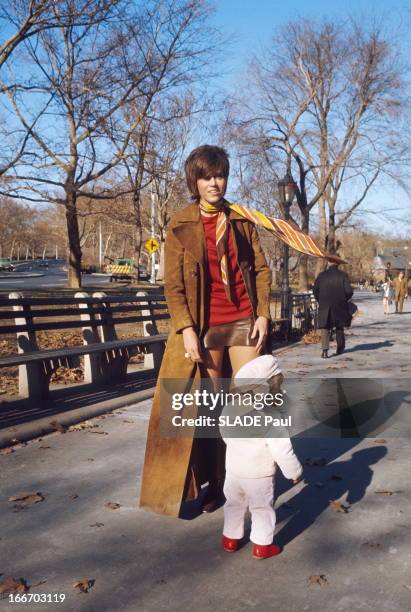 Jane Fonda And Her Daughter Vanessa Vadim In New York. Jane FONDA avec sa fille Vanessa VADIM à Central Park à NEW YORK, la comédienne en minijupe et...