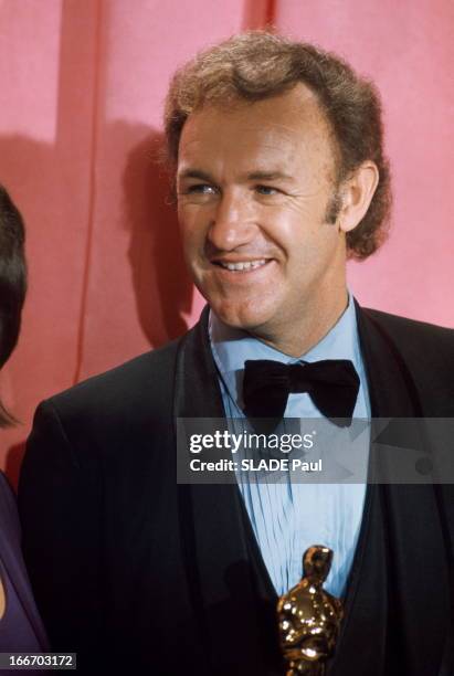 44Th Oscars Ceremony In Los Angeles 1972. C?r?monie des Oscars 1972 au Dorothy Chandler Pavilion ? LOS ANGELES : Gene HACKMAN souriant, r?compens?...