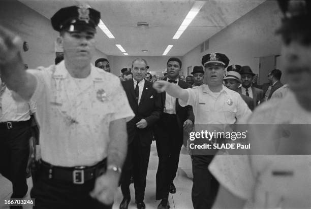 Heavy Weight World Boxing Championship Cassius Clay - Sonny Liston In Miami. 109e championnat du monde des poids lourds : le champion du monde Sonny...