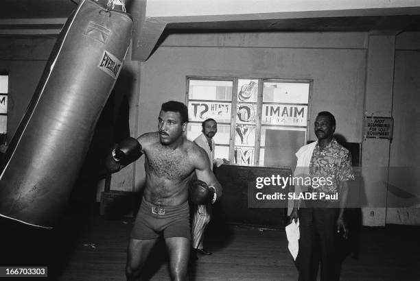 Muhammad Ali Prepares His Fight Against The World Champion Joe Frazier. Muhammad Ali prépare à 29 ans son combat contre le champion du monde Joe...