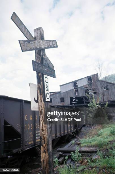 Appalachian Valley. Dans le nord-est américain, dans les Appalaches, des bennes métalliques, stationnées en file jusque sous une baraque, au premier...