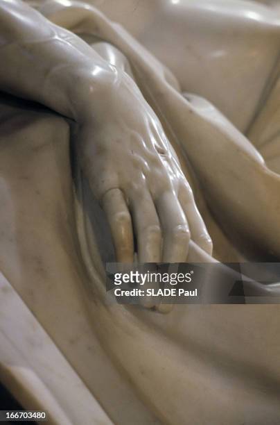 The Pieta By Michelangelo Exposed At The Vatican Pavilion In New York City. Aux Etats-Unis, à New York, en 1964, au Pavillon du Vatican, la sculpture...