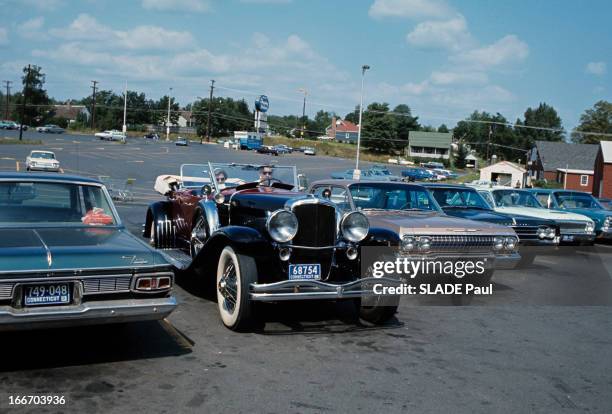 The Duesenberg Model Cabriolet 'J'. Aux Etats-Unis, en septembre 1966, le cabriolet DUSENBERG modèle 'J', une voiture de collection, gar�ée au milieu...