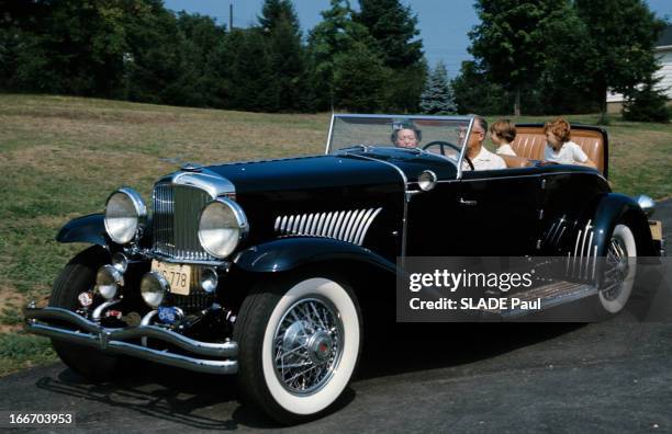 The Duesenberg Model Cabriolet 'J'. Aux Etats-Unis, en septembre 1966, le cabriolet DUSENBERG modèle 'J', une voiture de collection, une famille à...