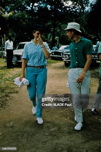 Prince Charles, The Prince Philip And Princess Anne Of The United Kingdom On Holiday In Jamaica. En Jamaïque, en août 1966, lors des vacances, la...