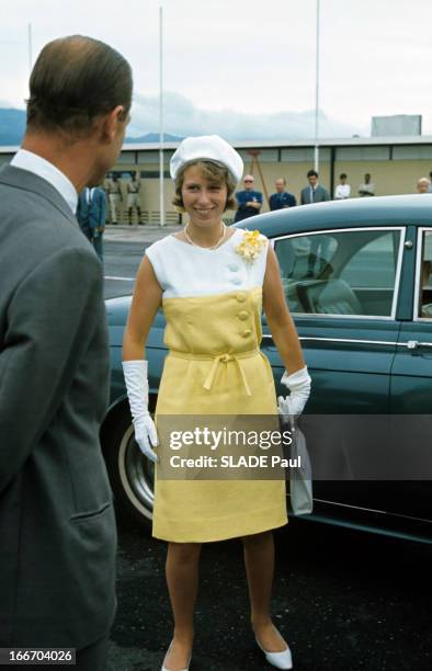 Prince Charles, The Prince Philip And Princess Anne Of The United Kingdom On Holiday In Jamaica. En Jamaïque, en août 1966, lors des vacances, le...