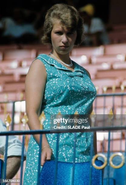 Prince Charles, The Prince Philip And Princess Anne Of The United Kingdom On Holiday In Jamaica. En Jamaïque, en août 1966, lors des vacances, la...