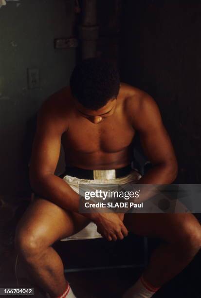 Cassius Clay Prepares His Match Against Sonny Liston In Miami. Miami, f?vrier 1964 : Cassius CLAY , 22 ans, pr?pare son combat contre le champion du...