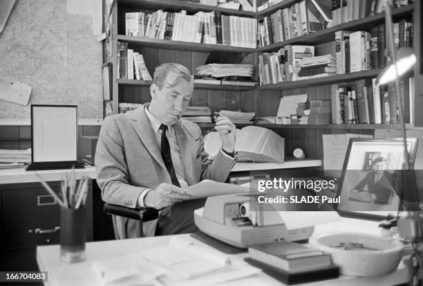 Rendezvous With Cornelius Ryan. Etats-Unis -22 mai 1964- Chez lui, Cornelius RYAN, ses lunettes de vue dans une main, assis à son bureau, lisant un...