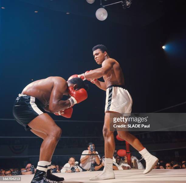 Match Cassius Clay - Floyd Patterson In Las Vegas, Counting For The World Heavyweight Boxing Championship. Lundi 22 novembre 1965 : combat opposant...