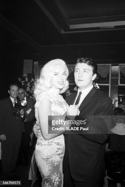 Actress Diana Dors Marries Actor Richard C. Dawson. Le 12 avril 1959, lors de la réception de leur mariage, l'actrice anglaise Diana DORS dansant...
