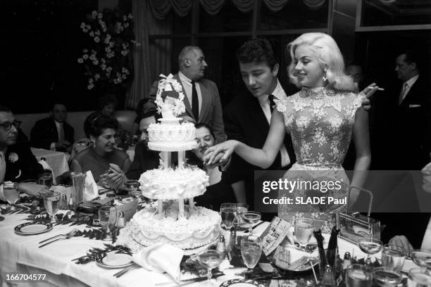 Actress Diana Dors Marries Actor Richard C. Dawson. Le 12 avril 1959, lors de la réception de leur mariage, l'actrice anglaise Diana DORS et son mari...
