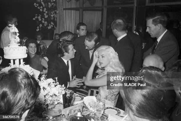 Actress Diana Dors Marries Actor Richard C. Dawson. Le 12 avril 1959, lors de la réception de leur mariage, l'actrice anglaise Diana DORS et son mari...