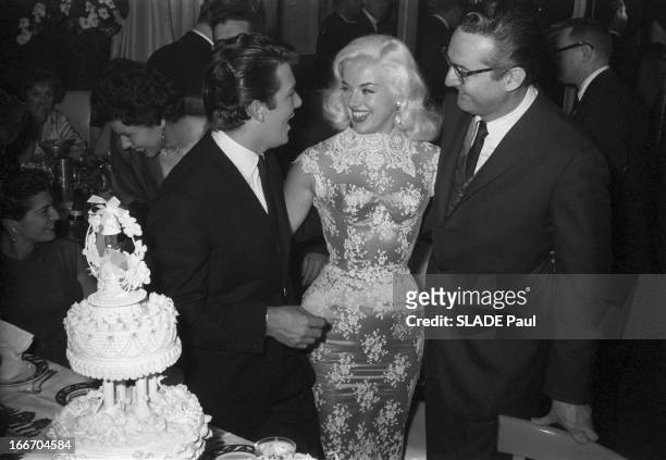 Actress Diana Dors Marries Actor Richard C. Dawson. Le 12 avril 1959, lors de la réception de leur mariage, l'actrice anglaise Diana DORS et son mari...