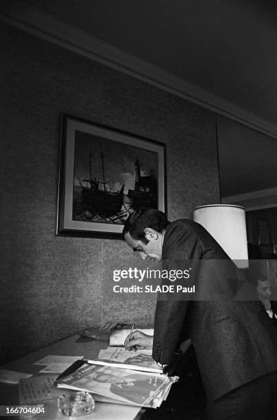 Charles Aznavour In New York. Etats-Unis, 12 octobre 1964, le chanteur français Charles AZNAVOUR est à New York avec son état-major pour conquérir le...