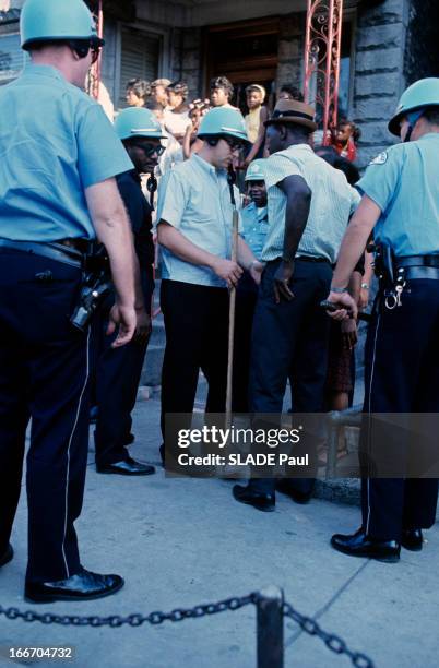 Racial Riots In Chicago. Aux Etats-Unis, à Chicago, en juillet 1966, lors des émeutes raciales des noirs américains, intervention des policiers...
