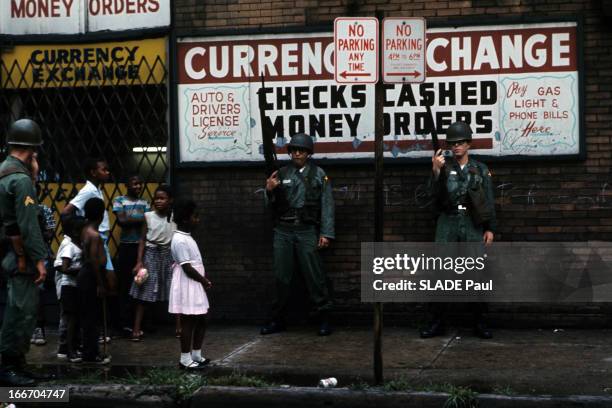 Racial Riots In Chicago. Aux Etats-Unis, à Chicago, en juillet 1966, lors des émeutes raciales des noirs américains, intervention des soldats et des...