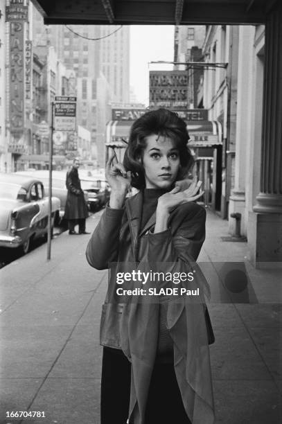 Jane Fonda In New York. Jane FONDA, 22 ans, fille de l'acteur Henry Fonda, vit à NEW YORK où elle suit les cours de l'Actors Studio chez Lee...