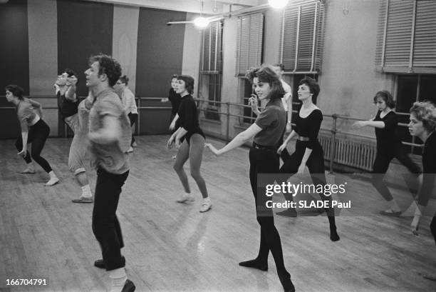 Jane Fonda In New York. Jane FONDA, 22 ans, fille de l'acteur Henry Fonda, vit à NEW YORK où elle suit les cours de l'Actors Studio chez Lee...