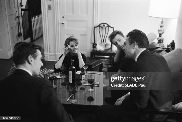 Jane Fonda At Home In New York. Jane FONDA, 22 ans, fille de l'acteur Henry Fonda, chez elle dans l'appartement où elle vit à NEW YORK. Elle suit les...