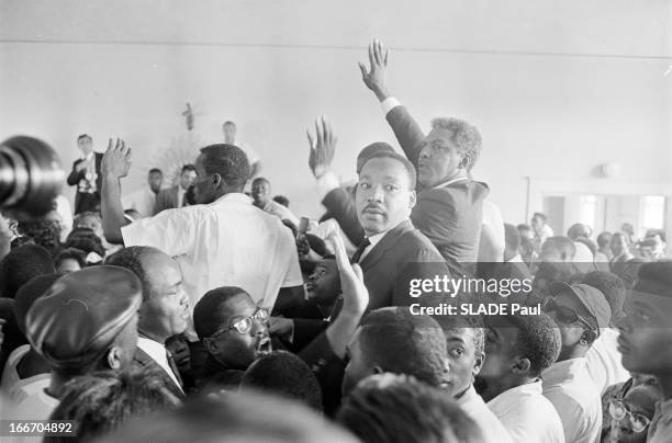 Racial Riots In Los Angeles In 1965. Etats-Unis, Los Angeles, 19 aout 1965, au sud de la ville, des émeutes raciales font rage dans le quartier noir...