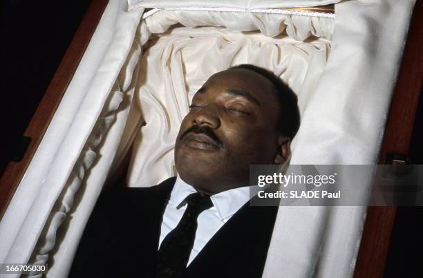 Death And Funeral Of Martin Luther King. Le cercueil où repose Martin Luther KING, assassiné le 4 avril 1968 à Memphis. Son corps exposé à Atlanta.