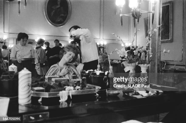 Romy Schneider And Alain Delon At The Hairdresser Alexandre. Romy SCHNEIDER à PARIS pour tourner 'Christine' de Pierre GASPARD-HUIT. Dès son arrivée,...